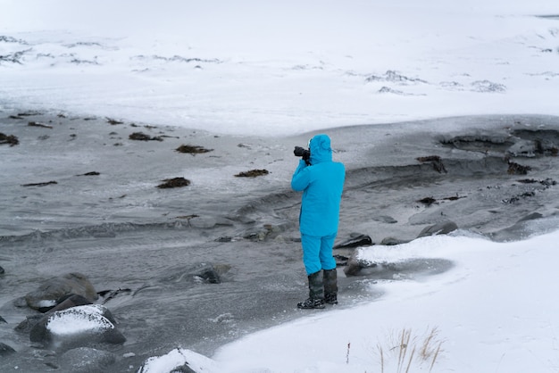 Foto professionele fotograaf op taak in de winterwildernis