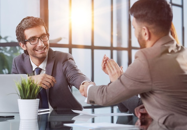 professionele groep kantoorwerkers die een project bespreken