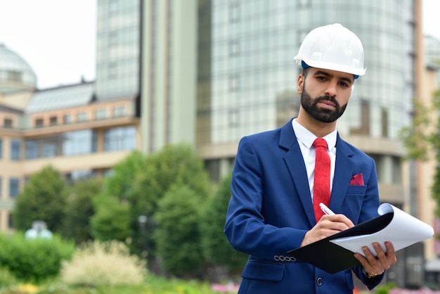 Professionele ingenieur die buitenshuis