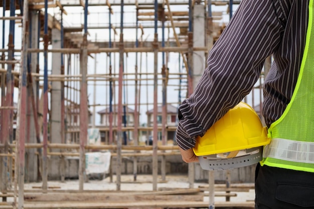 professionele ingenieur werknemer op de bouwplaats van het huis;