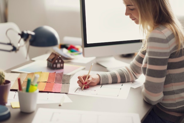 Foto professionele interieurontwerper die aan een bureau werkt en schetsen maakt van een huisplan, creativiteit en decoratieconcept