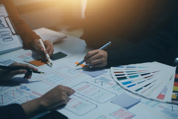 Professionele interieurontwerper op de werkplek in een kantoor close-up