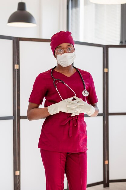 Professionele jonge dokter in medische uniform