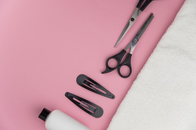 Professionele kapper toolse. Haarstylist apparatuur ingesteld op roze achtergrond.