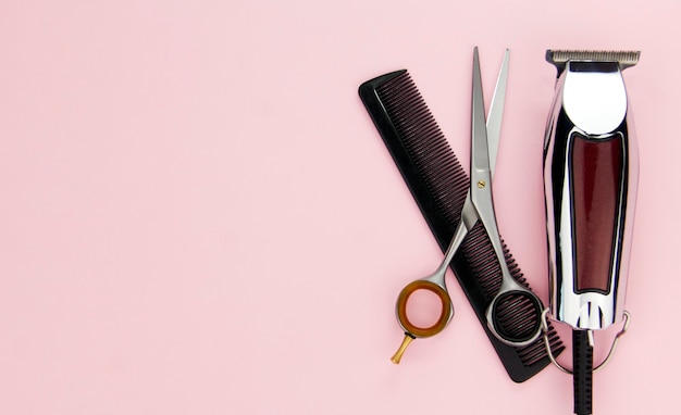 Professionele kapperstools Hulpmiddelen voor het knippen en stylen van haar op een roze achtergrond