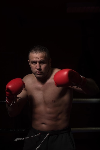 professionele kickbokser met handen in vechtsportpositietraining voor het gevecht in de trainingsring