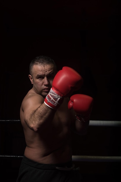 professionele kickbokser met handen in vechtsportpositietraining voor het gevecht in de trainingsring