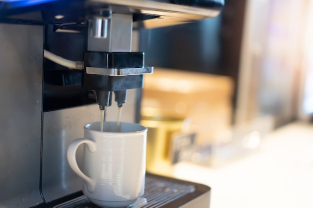 Professionele koffiemachine in coffeeshop of restaurant