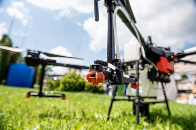 Professionele landbouwdrone op het groene veld