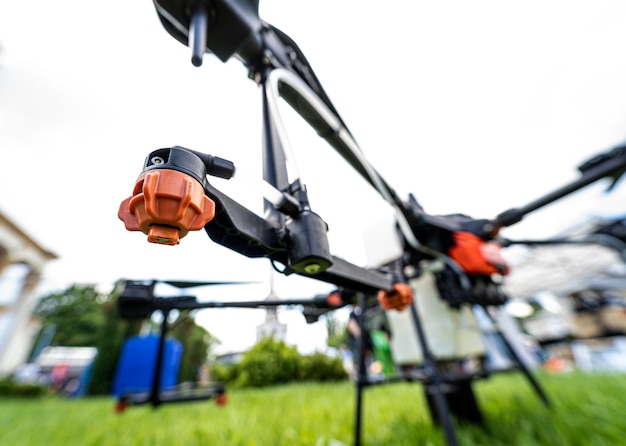 Professionele landbouwdrone op het groene veld