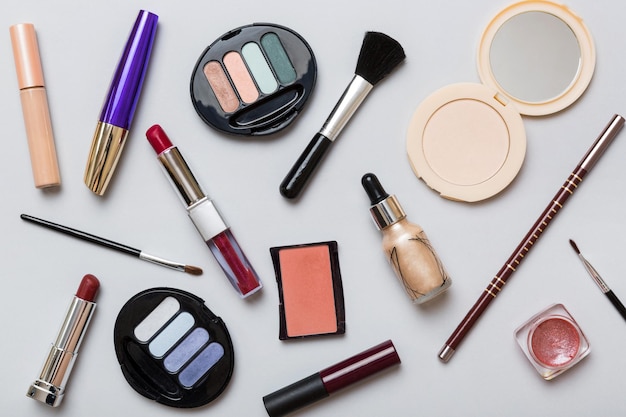 Professionele make-up gereedschappen Top view Flat lay Beauty decoratieve cosmetica Make-up penseels set en kleur oogschaduw palette op tafel achtergrond Minimalistische stijl