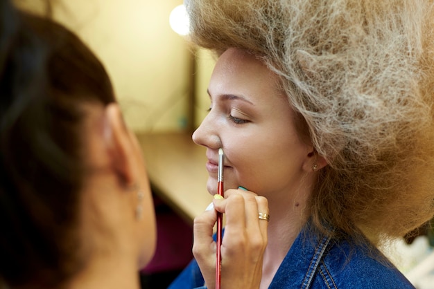 Professionele make-up in schoonheidssalon.