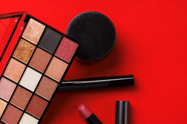 Professionele make-upproducten met cosmetische schoonheidsproducten close-up