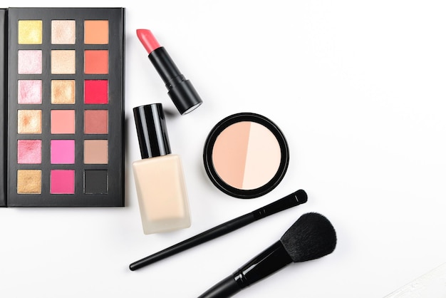 Professionele make-upproducten met cosmetische schoonheidsproducten foundation lippenstift oogschaduw wimpers borstels en gereedschap
