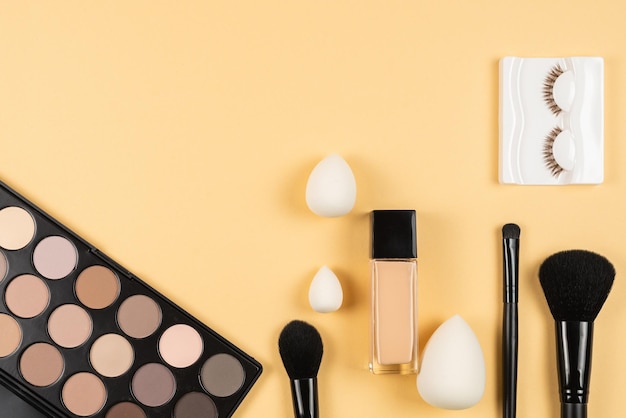 Professionele make-upproducten met cosmetische schoonheidsproducten oogschaduw wimpers beauty blender foundation kwasten en tools