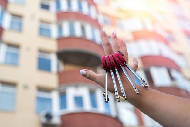 Professionele makelaar houdt de sleutels van een nieuw gebouw met een mooie hand