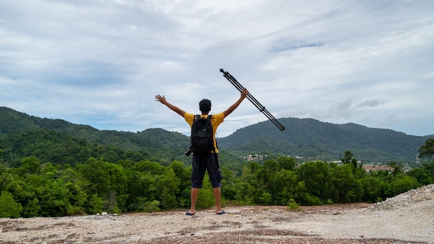 Professionele man Fotografie op hoge berg maak een foto Landschap natuur uitzicht op Phuket Thailand.