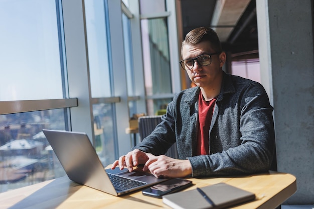 Professionele manager die met bedrijfsinformatie werkt, bedrijfsgeldinvesteringsrapport schrijft notities terwijl hij online onderzoek doet op laptopcomputers digitale marketing