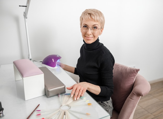 Professionele manicure meester doet nagels voor cliënt in de schoonheidssalon