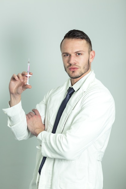 Professionele mannelijke arts met vaccin