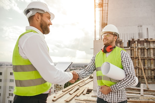 Professionele mannelijke ingenieurs die project bespreken;