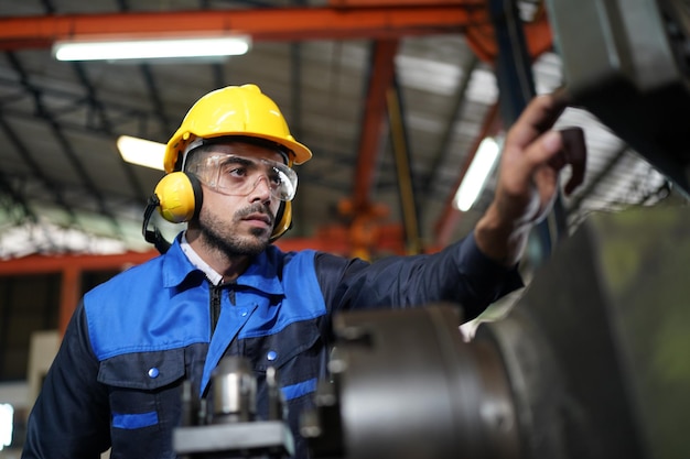 Professionele mannen ingenieur werknemer vaardigheden kwaliteit onderhoud opleiding industrie fabrieksarbeider magazijn Workshop voor fabrieksoperators machinebouw team productie