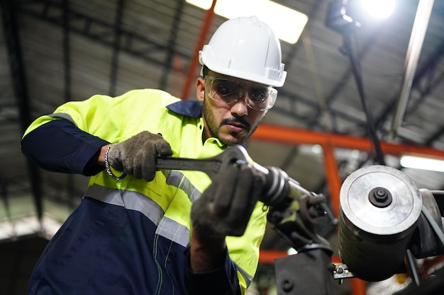 Professionele mannen ingenieur werknemer vaardigheden kwaliteit onderhoud opleiding industrie fabrieksarbeider magazijn Workshop voor fabrieksoperators machinebouw team productie