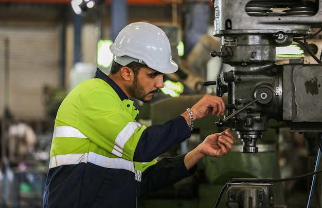 Professionele mannen ingenieur werknemer vaardigheden kwaliteit onderhoud opleiding industrie fabrieksarbeider magazijn Workshop voor fabrieksoperators machinebouw team productie