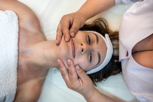 Foto professionele massagetherapeut vrouw maakt een ontspannende massage voor een goede klant