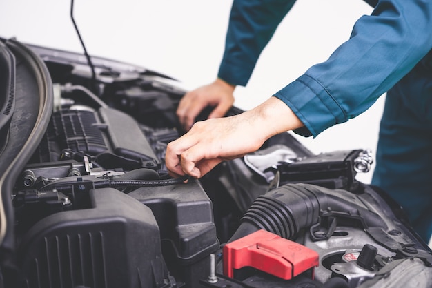 Professionele mechanische hand die autoreparatie en onderhoudsdienst verleent