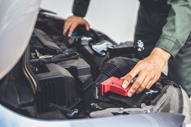 Professionele mechanische hand die autoreparatie en onderhoudsdienst verleent