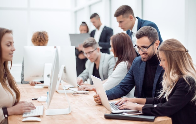 Professionele medewerkers werken op computers in een modern kantoor