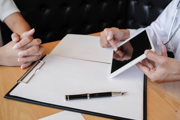 Professionele medische dokter in witte uniformjurkjas interview consultant patiënt