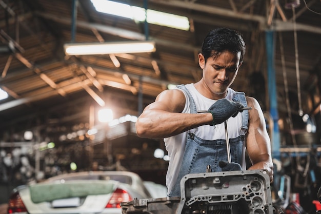 Professionele monteur man persoon portret concept mannelijke inspectie technicus bij auto garage service bezetting werk baan naar auto reparatie voertuig en onderhoudswerkplaats motor fix center