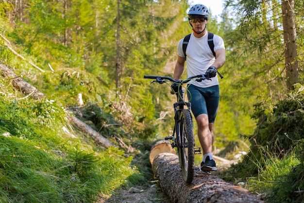 Professionele mountainbiker op een parcours in het bos