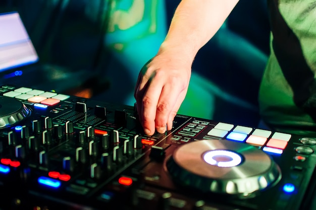 Professionele muziekapparatuur voor het mixen van muziek in nachtclub met de hand van dj