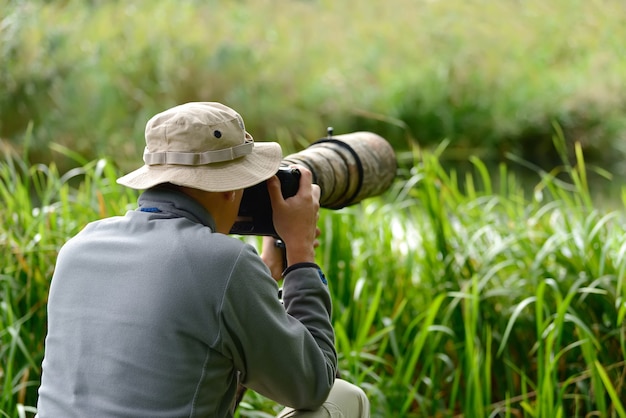 Foto professionele natuurfotograaf buiten