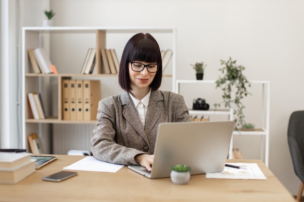 Professionele ondernemer op zoek naar informatie op het internet