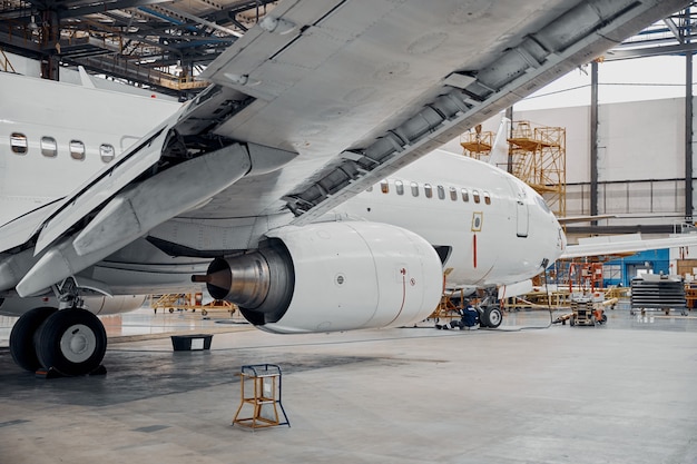 Professionele ontruimingsdienst voor vliegtuigen in grote hangar