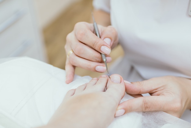 Professionele pedicure cliënt over medische pedicure procedure podotherapie kliniek podologie gezondheidszorg