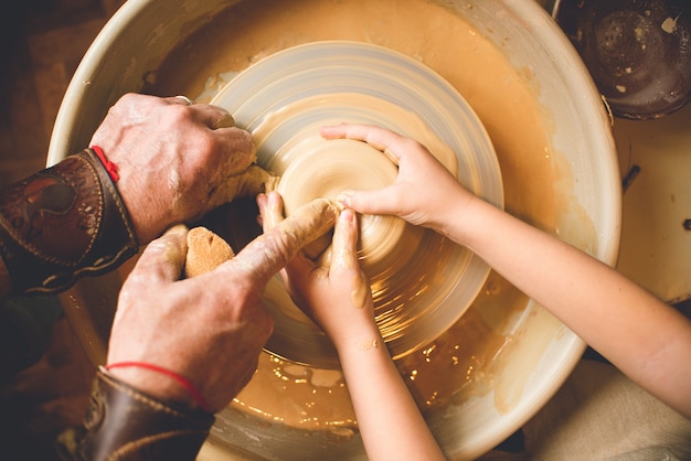 Professionele pottenbakker die kom in aardewerkworkshop maken