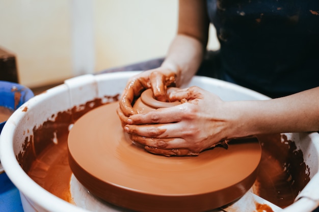 Professionele pottenbakker werkt op een aardewerk wiel