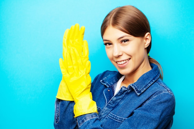 Professionele reiniger in overall en gele handschoenen