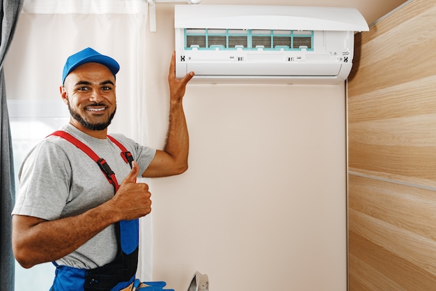 Professionele reparateur airconditioner installeren in een kamer close-up