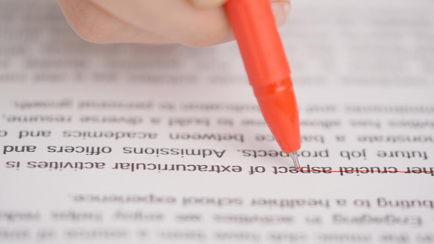 Professionele school- of universiteitsleraar beoordeelt een huiswerk examenpapieren van studenten Vrouw controleert essay