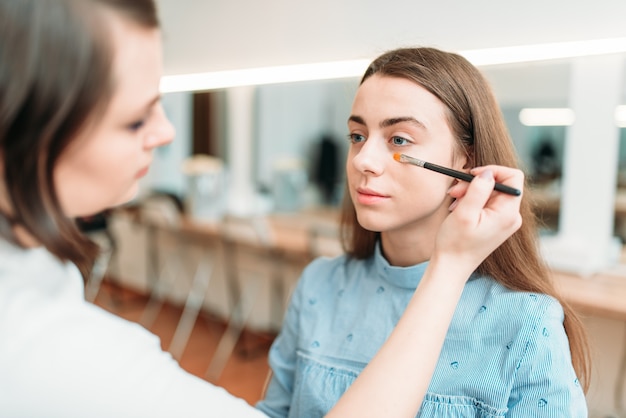 Professionele schoonheidsspecialiste werken met wenkbrauwen van de vrouw