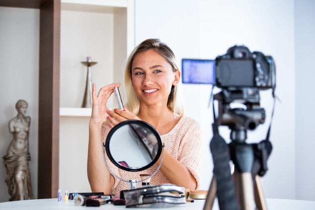 Professionele schoonheidsvlogger doet live-uitzending make-up tutorial