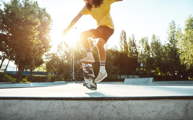 Professionele skateboarders hebben plezier in het skatepark