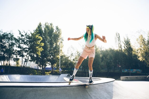 Professionele skateboarders hebben plezier in het skatepark