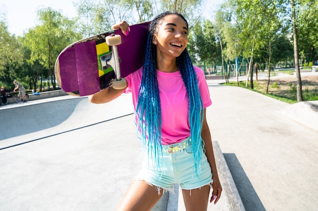 Professionele skateboarders hebben plezier in het skatepark